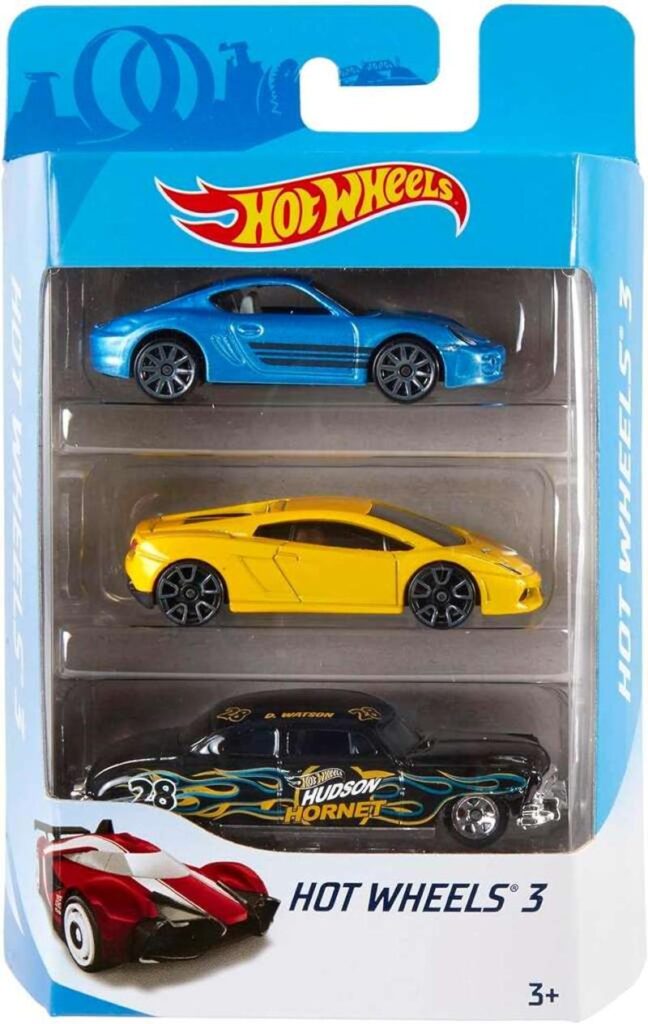 Trzypak małych samochodzików marki Hot Wheels